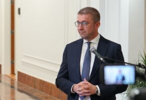 „Тие се против реформите затоа што удобно им е да седат во фотелји, да земаат плата и имаат само два процента доверба“, рече Мицкоски за членовите на Судскиот совет