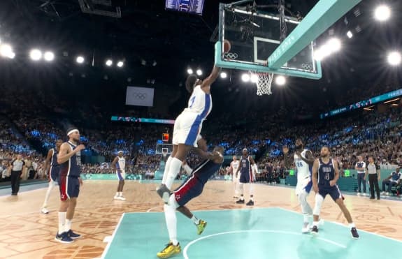 (Видео) Јабуселе на постер го стави Леброн: Ќе ја врамам сликата и ќе ја обесам дома