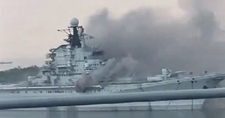 (Видео) Во Кина изгоре носач на авиони кој некогаш бил дел од моќната советска флота