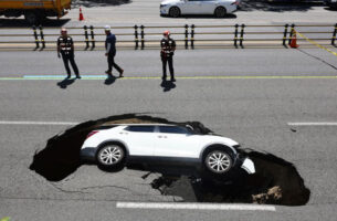 (Видео) Дупка длабока над 2 метри проголта автомобил на фреквентен пат во Сеул: снимен моментот на несреќата
