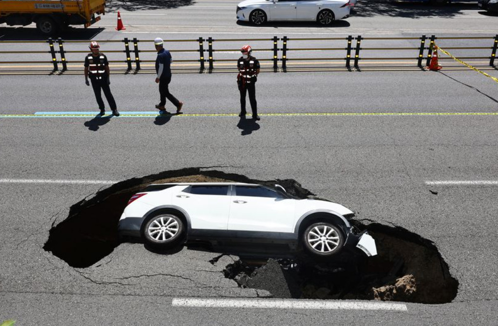 (Видео) Дупка длабока над 2 метри проголта автомобил на фреквентен пат во Сеул: снимен моментот на несреќата