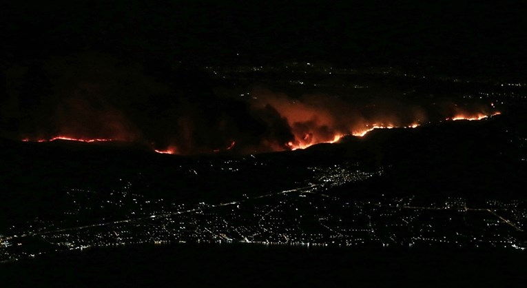 (Видео) Пожарите стигнаа до Атина, илјадници евакуирани