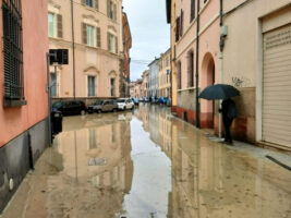(Видео) Силни поплави на југот на Италија: Две лица се водат за исчезнати