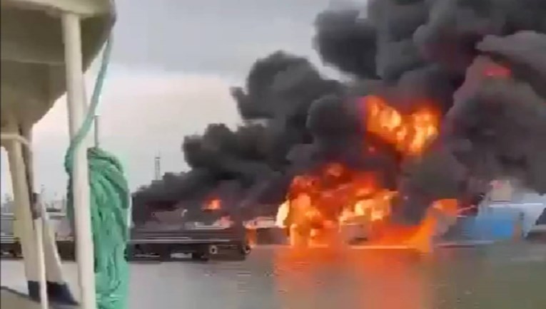 (Видео) Украинците нападнаа руско пристаниште, погодиле траект полн со гориво