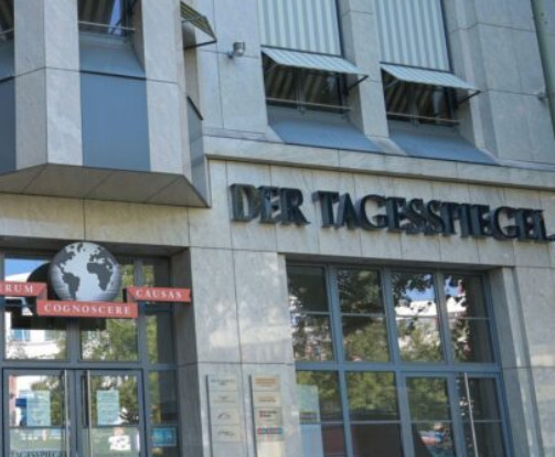 Зградата на редакцијата „Тагешпигел“ во Германија е испрскана со црвена боја