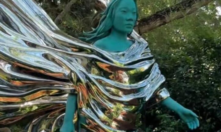 Марк Цукерберг си постави статуа со ликот на сопругата во дворот