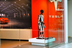 Маск: Почнува масовно производство на хуманоидни роботи во Tesla