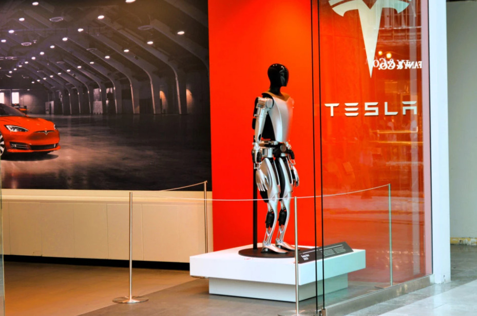 Маск: Почнува масовно производство на хуманоидни роботи во Tesla