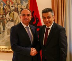 Првиот вицепремиер Меџити беше пречекан од претседателот на Албанија, Бајрам Бегај