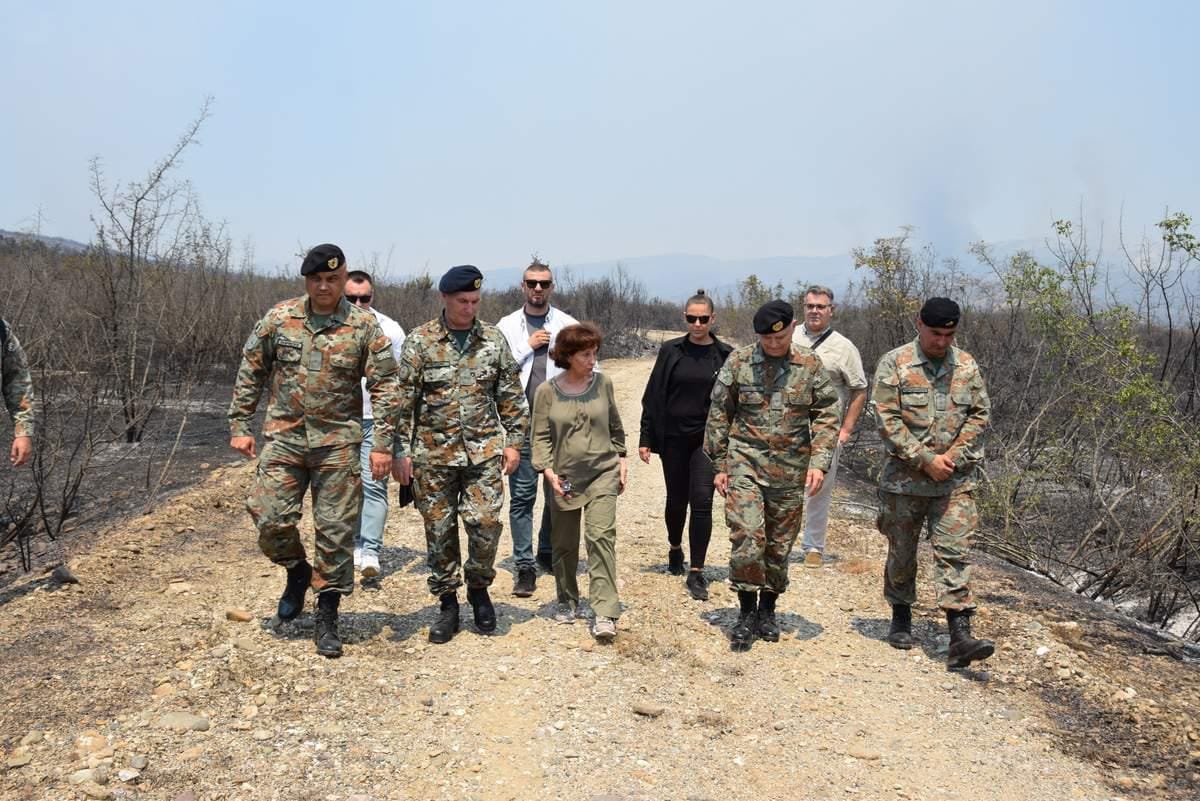 Сиљановска Давкова донесе одлука за ангажирање на Армијата во справување со пожарите