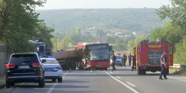 Страшна сообраќајка во Србија, еден загинат и 14 повредени во судир на камион и автобус