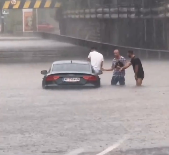 Страшни поплави во Виена, жена заврши под автобус (ВИДЕО)