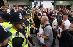 (Фото) Велика Британија е на работ на граѓанска војна, министерката за внатрешни повика на „најсилна акција“