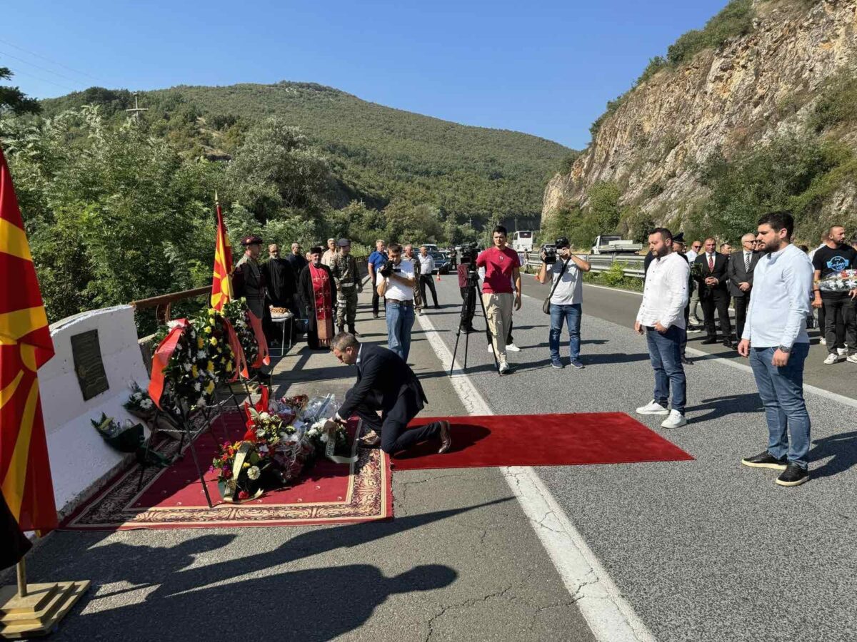 (Фото) СДСМ: Делегации на партијата оддадоа почит на македонските бранители кои беа убиени кај Карпалак