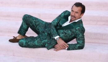 Францускиот актер од „Емили во Париз“ го привлече вниманието со необичен костим