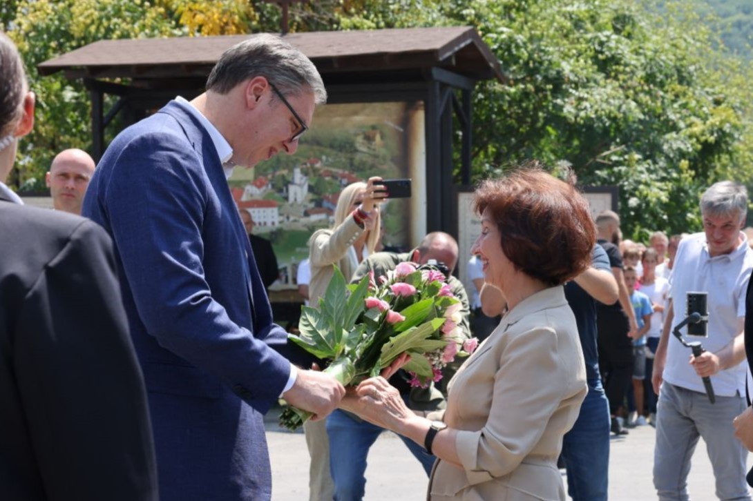 „Чувствувајте се како дома“ – Вучиќ ја пречека Сиљановска кај манастирот Прохор Пчински