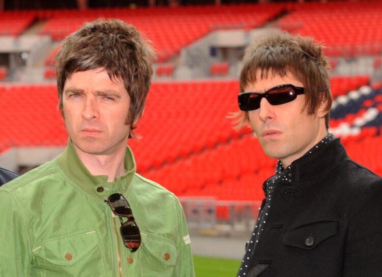 30-годишниот албум на Oasis, се враќа на првото место на топ листите во Велика Британија