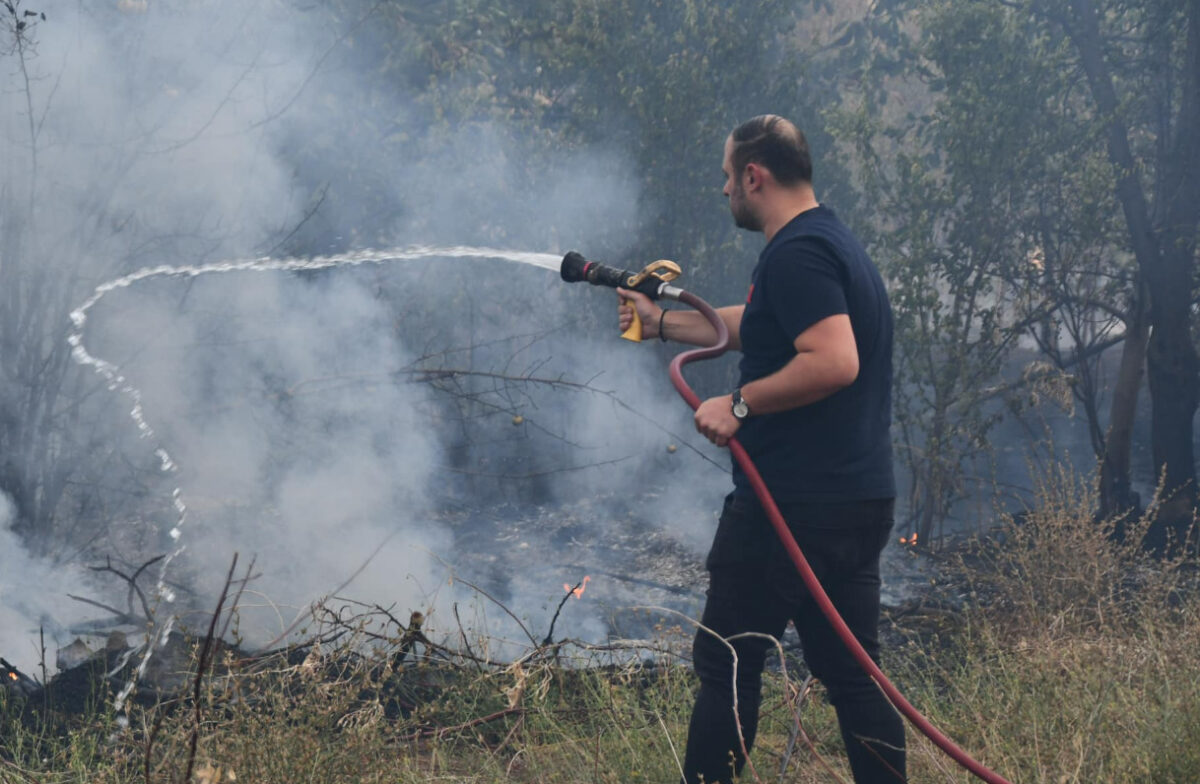 Ѓорѓиевски учествува во гаснењето на пожарот кај Расадник: Без грижи, никој повеќе нема да гради без план на опожарени површини