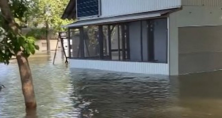 (Видео) Дунав поплави село во Србија: До него се стигнува само со брод