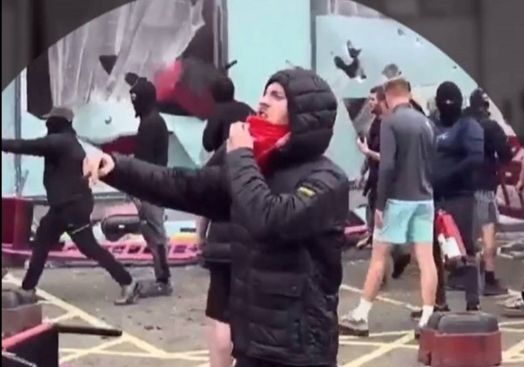 (Видео) Запали хотел со азиланти во Англија, ја доби најголемата казна досега