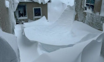 (Видео) Затрупани автомобили, снег до половината – неверојатни снимки доаѓаат од Австрија