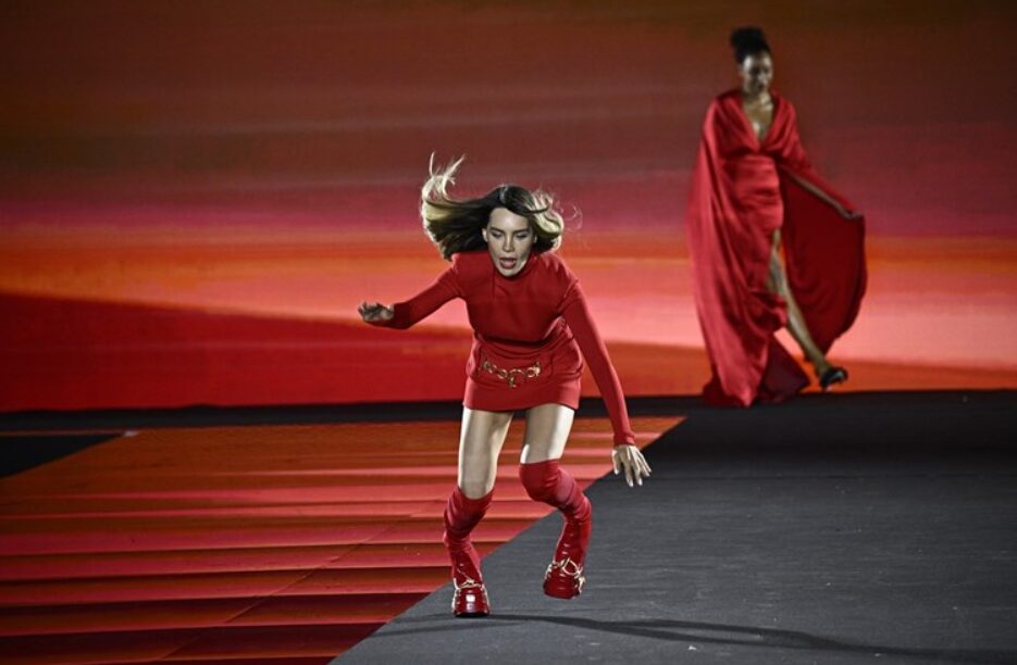 (Видео) Мексиканска пејачка и актерка падна на ревија на модната недела во Париз: „Најдобриот момент од мојот живот“