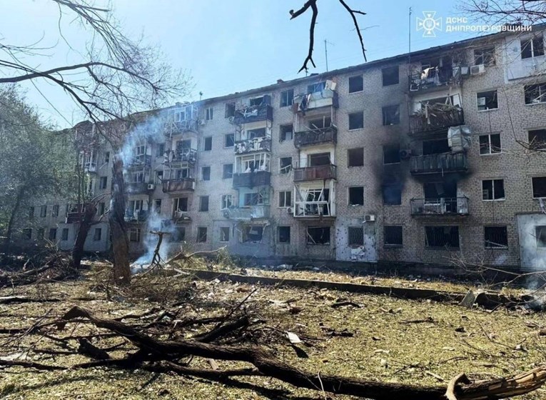 (Видео) Русите ракетираа украински град, загина маж, а повредени се и три деца