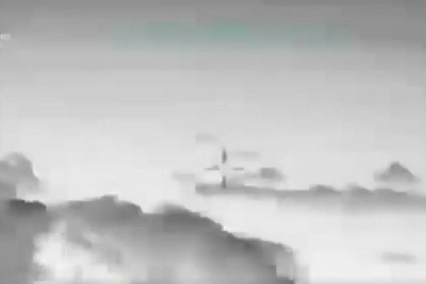 (Видео) Украинците тврдат дека собориле руски авион вреден 50 милиони долари: објавена е и снимката од нападот