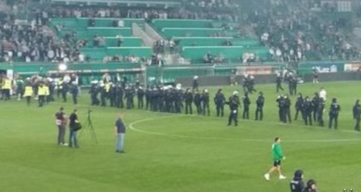 (Видео) Хулиганите дивееја на стадионот по завршувањето на виенското дерби