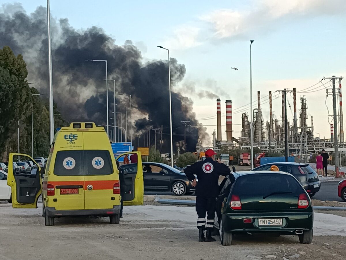 Гори рафинерија кај Атина: хеликоптери и 11 противпожарни возила на терен, наредена итна евакуација