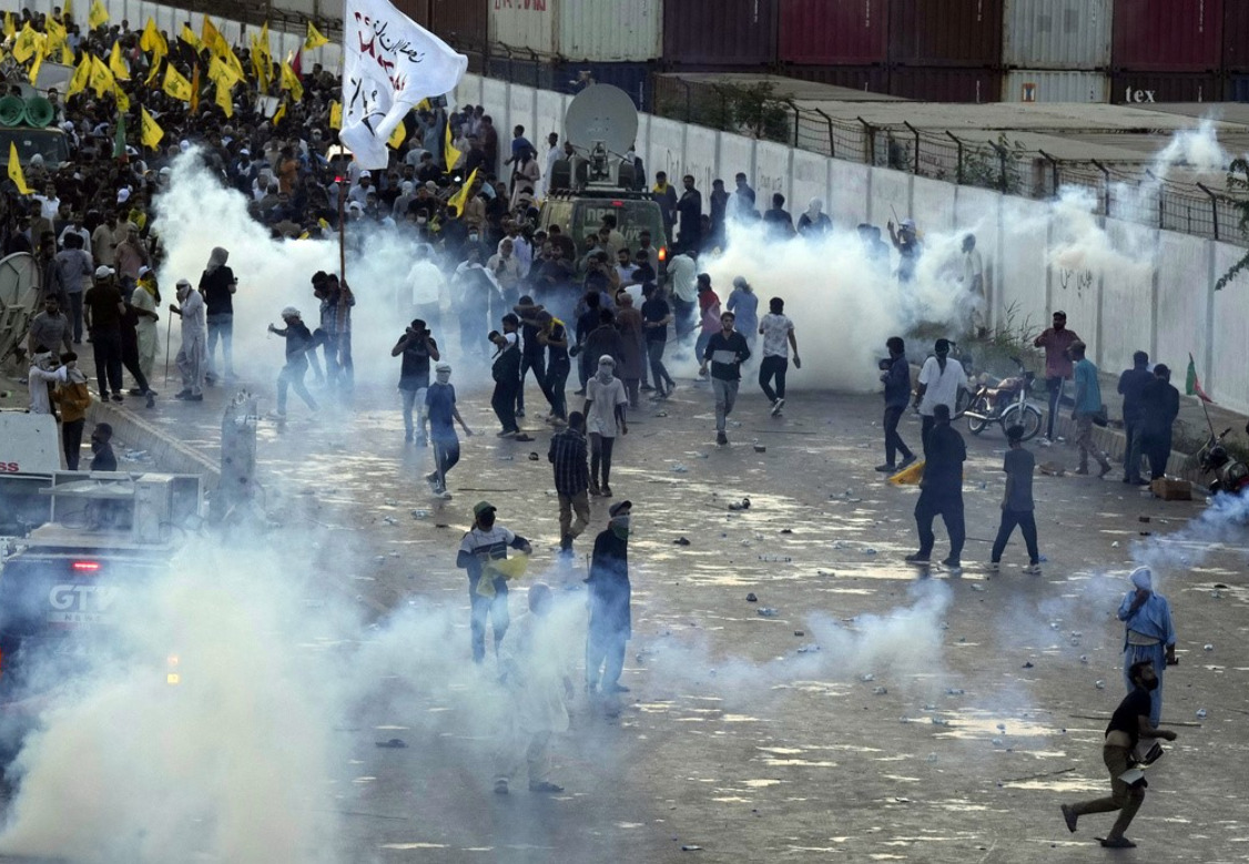 Демонстрантите се судрија со безбедносните сили во Пакистан
