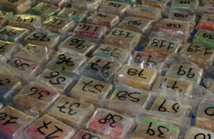 Жена во стомакот прошверцувала 850 грама кокаин: фатена на аеродром во Јоханесбург