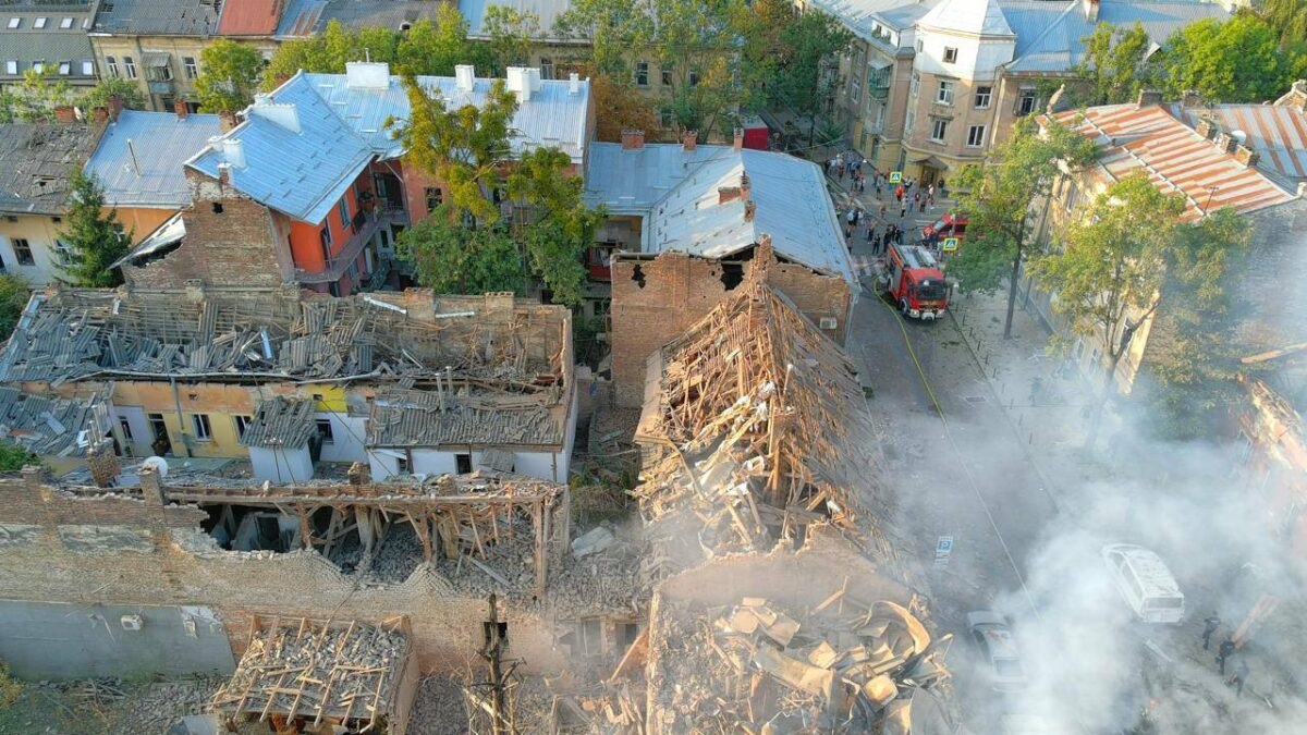 Зеленски објави фотографии од нападот врз Лавов: „Загинаа пет луѓе, меѓу кои и едно девојче“