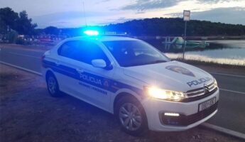 Комбе полно со мигранти одбило да застане и удрило во столб: најмалку 10 повредени во Хрватска