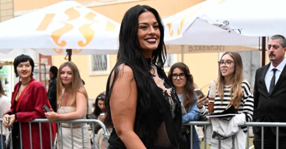 Најубавата жена на светот во проѕирен фустан привлече внимание во Милано