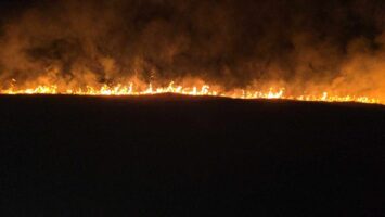 Неисправни се двата полициски хеликоптери и двата ер-трактори, се чека дождот да го изгасне пожарот кај Мариово (ВИДЕО)