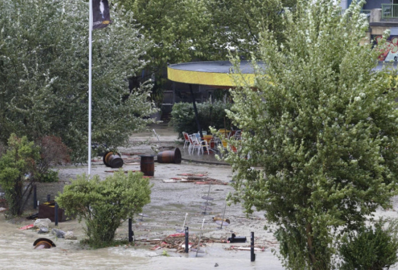Поради обилните врнежи во Виена до некои згради може да се стигне само со брод