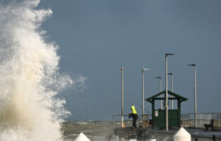 Силно невреме ја погоди Австралија, има загинати, училиштата затворени