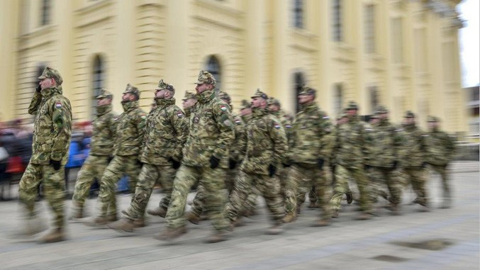 Унгарскиот министер за одбрана: 1.400 војници ангажирани во одбраната од поплави