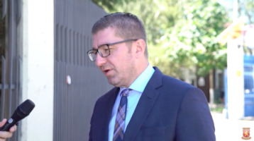 Цените се значително намалени, набавката на училишниот прибор сега е поекономична за македонските семејства, оценува Мицкоски