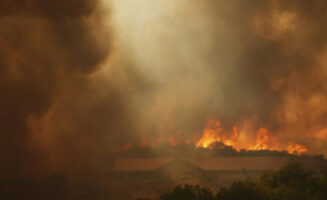 Шумските пожари во јужна Калифорнија принудија илјадници луѓе да се евакуираат