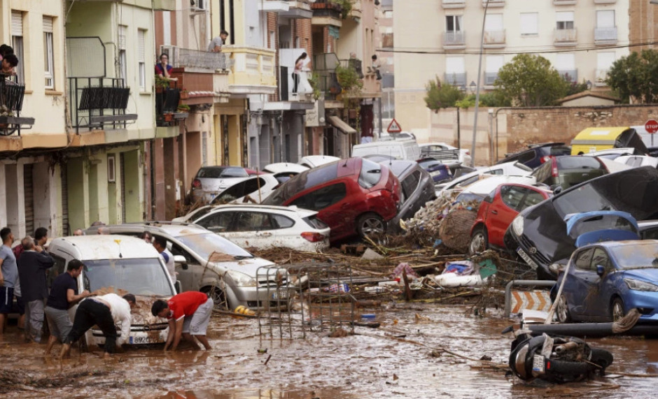 Бројот на жртвите од поплавите во Валенсија се зголеми на 63, порои вода измешани со кал се тркалаат по улиците со застрашувачки брзини