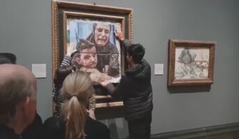 (Видео) Активисти залепија фотографија на мајка и дете од Газа на слика на Пикасо во Лондон