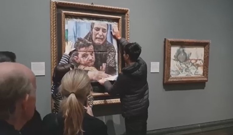 (Видео) Активисти залепија фотографија на мајка и дете од Газа на слика на Пикасо во Лондон