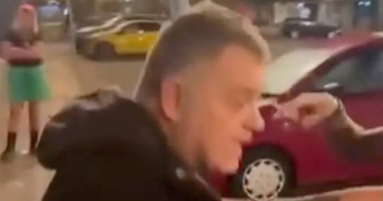 (Видео) Британски пратеник нокаутираше маж на улица