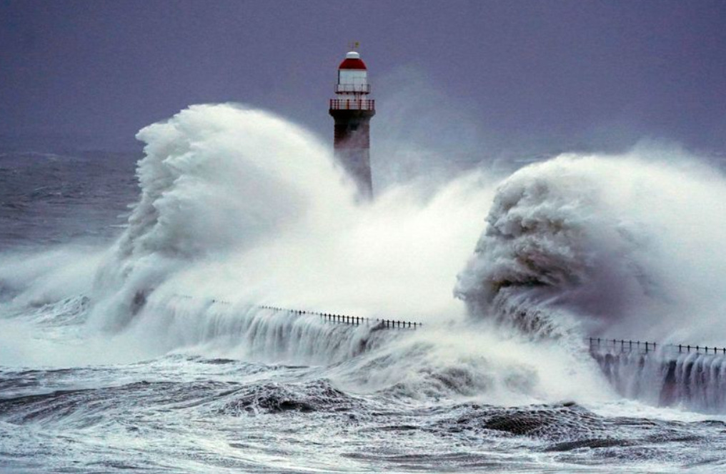 (Видео) Бурата Ешли беснее низ северозападна Европа, предизвикува поплави и пожари: кружат снимки кои сведочат за силното невреме