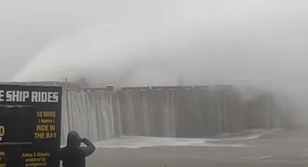 (Видео) Доаѓа бурата Ешли: се очекува ветер до 300 километри на час и бранови до 12 метри