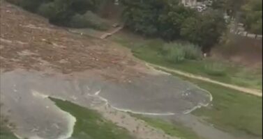 (Видео) Застрашувачки снимки од Шпанија: како изгледаше пристигнувањето на огромниот порој во шпанскиот град