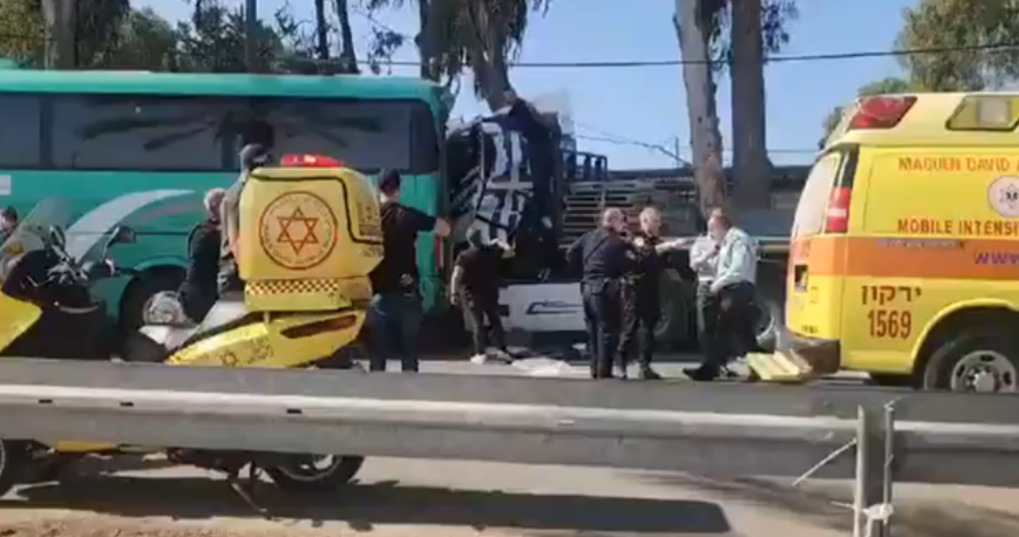 (Видео) Камион намерно се заби во автобуска станица во Израел, десетици повредени