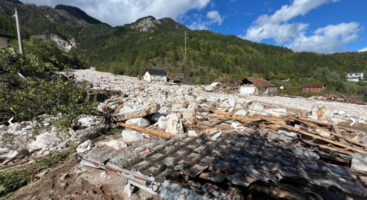 (Видео) Момче бара пријател меѓу урнатините во БиХ: „Тука му беше куќата, сега не знам каде е“